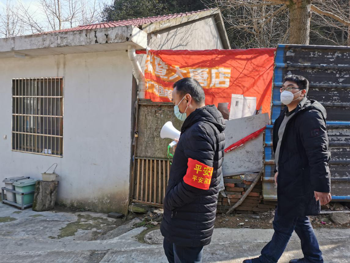 楼炳(右一)和执勤人员下村开展防疫工作检查,图片由受访对象提供